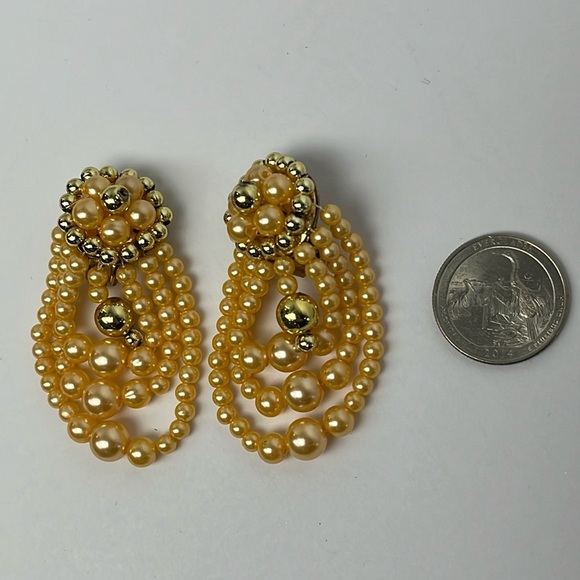 Vintage Faux Pearl Beaded Gold Tone Cluster 3 Strand Clip On Earrings OS - Picture 7 of 7